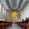 Blick durch den Mittelgang in Richtung Altar und Lichtkreuz: Der Innenraum der Stockacher St. Oswaldkirche hat nach seiner Renovierung ...