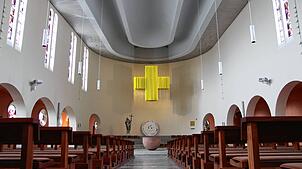 Blick durch den Mittelgang in Richtung Altar und Lichtkreuz: Der Innenraum der Stockacher St. Oswaldkirche hat nach seiner Renovierung ...