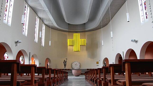 Blick durch den Mittelgang in Richtung Altar und Lichtkreuz: Der Innenraum der Stockacher St. Oswaldkirche hat nach seiner Renovierung ...
