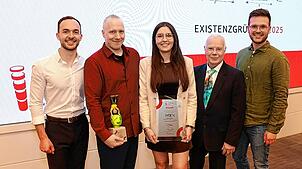 Die Gründer von Eversion bei der Preisverleihung: Timon Sutter, Lucas Heitele, Julia Zimmermann, Wolfgang Triebstein und Maximilian ...
