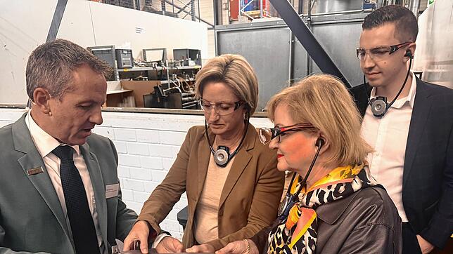 Ebco-Geschäftsführer Olaf Sperling (von links) erklärt Wirtschaftsministerin Nicole Hoffmeister-Kraut, der CDU-Abgeordneten Sabine ...