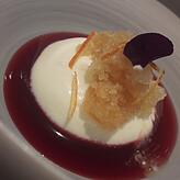 Pre Dessert: Sud von Hibiskusblüten und schwarzem Tee, Schaum von griechischem Joghurt, Granité von Earl Grey Tee, kandierte Orangenzesten.