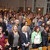 Textsicher und mit viel Spaß dabei: Die Teilnehmer des Rudelsingens haben vorher zwar noch nie zusammen gesungen, sie kennen die Lieder ...