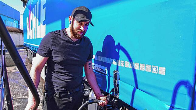 Maximilian-Sam Taube ist Werkstattmitarbeiter bei der Spedition Bächle in Villingen-Schwenningen. Er ist für die Wartung der Lastwagen ...