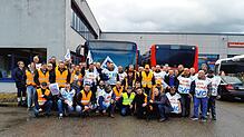 Fast alle Mitarbeiter der SBG Standort Waldshut haben sich am heutigen Montag zum Warnstreik auf dem Betriebsgelände versammelt.