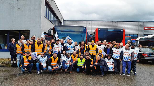 Fast alle Mitarbeiter der SBG Standort Waldshut haben sich am heutigen Montag zum Warnstreik auf dem Betriebsgelände versammelt.