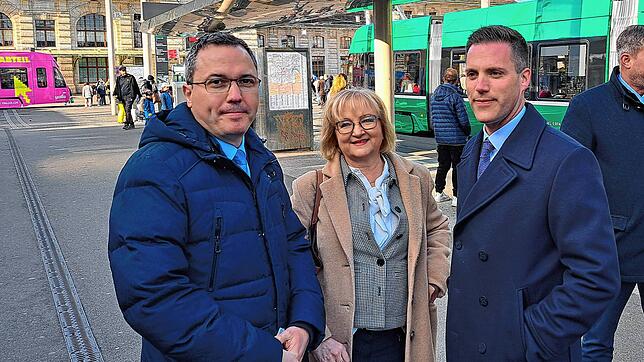 Die CDU-Landestagsabgeordneten Andreas Deuschle (links), Sabine Hartmann-Müller und Manuel Hagel warten vor dem Bahnhof Basel SBB auf ...
