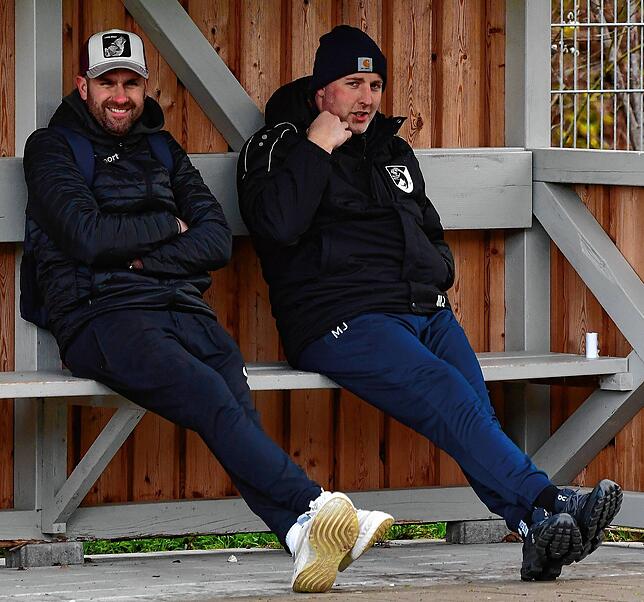 Durchatmen nach dem Drama: Die Trainer Michael Gallmann (links) vom FC Schlüchttal und Michael Jauch vom FC Erzingen bewerteten den ...