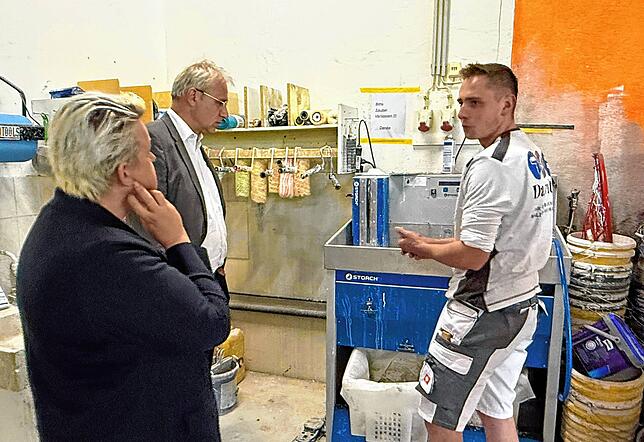 Der neue Betriebsinhaber Raphael Kempter demonstriert Katja Maier und Tobias Mehlich von der Handwerkskammer Ulm Reinigungstechniken: ...