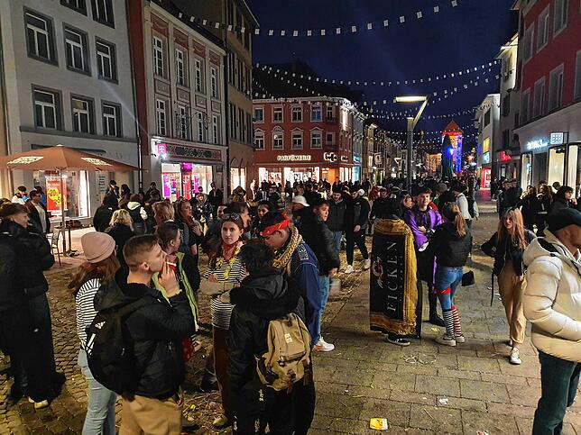 Hunderte von überwiegend sehr jungen Menschen sorgen am Montagabend in der Rietstraße für Polizeieinsätze. Bild: Norbert Trippl