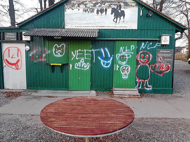 Mit hässlichen Fratzen und Beschimpfungen beschmiert: Der Kiosk der kultigen Gartenwirtschaft Stärr-Schorsch in Fischbach wurde Mitte ...