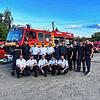 Die deutschen Feuerwehrkameraden in weißen Hemden haben drei Feuerwehr-Fahrzeuge an ihre ukrainischen Freunde unweit der polnischen ...