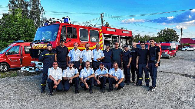 Die deutschen Feuerwehrkameraden in weißen Hemden haben drei Feuerwehr-Fahrzeuge an ihre ukrainischen Freunde unweit der polnischen ...