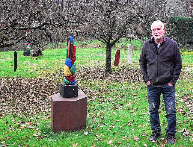 Auch im Garten stehen weit verstreut Kunstwerke von Josef Briechle.