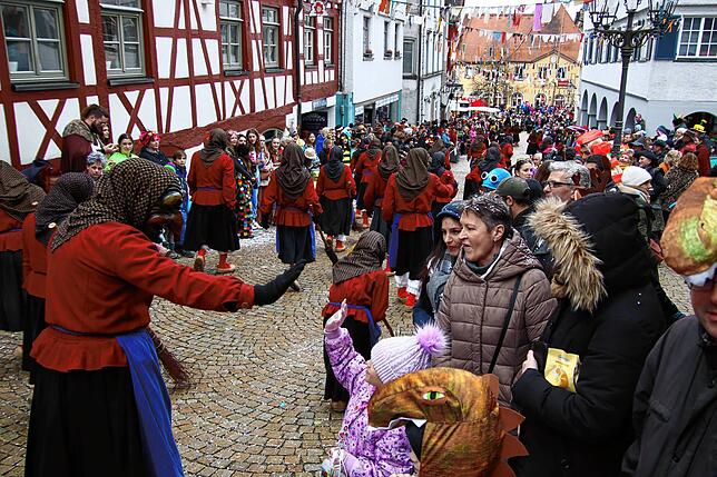 Eine Hexe beim Abklatschen mit dem Narrensamen