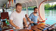 Die beiden polnischen Musiker gestalten auf dem Schiffchen ernste Musik als lockere Unterhaltung. Bild: Rolf Reißmann