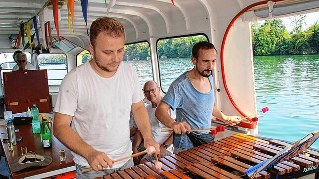 Die beiden polnischen Musiker gestalten auf dem Schiffchen ernste Musik als lockere Unterhaltung. Bild: Rolf Reißmann