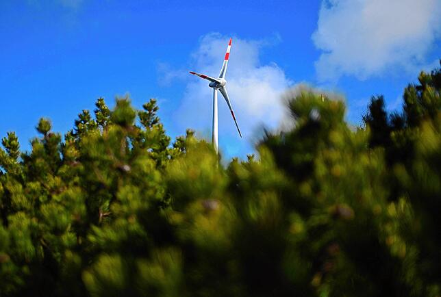 Auf der Hornisgrinde im Nordschwarzwald steht ein Windrad. Am Bodensee drehen sich noch fast keine Windräder. Das wird sich ändern.