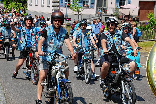 Beim Bezirksmusikfest des Musikvereins Rast 2023 fuhren die Blue Snakes beim Festumzug mit.