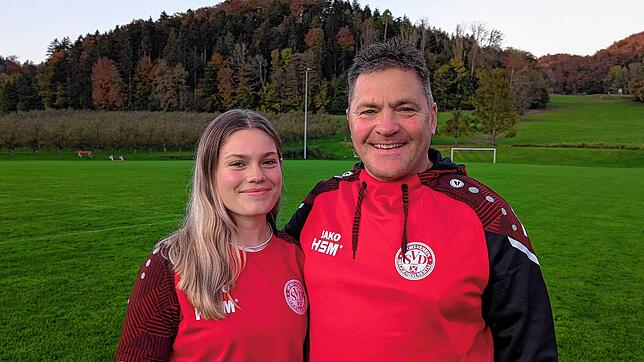 Der Fußball ist bei ihnen Familiensache: Teresa Prosen (links) und ihr Vater Willi, der gleichzeitig auch ihr Trainer beim SV ...