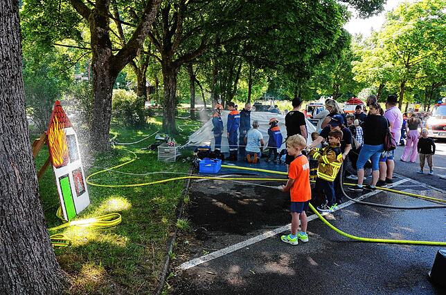 Bild 24: Tag der offenen Tür: die Feuerwehr präsentiert sich