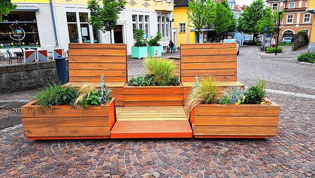 Mehrere solcher Sitzoasen sollen für den Event-Sommer an den drei Plätzen, wie hier vor dem Rathaus, in der Stadt aufgestellt werden.