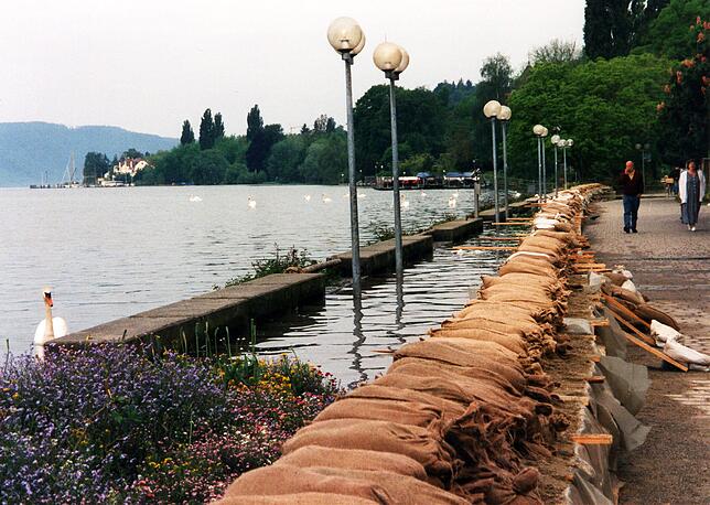 Die Sandsäcke werden entlang des Bodensees gestapelt, um das Wasser abzuhalten.