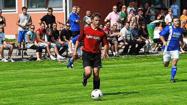Verewigt: Stefan Fels stieg 2009 mit dem FC Eintracht Stetten (hier im Heimspiel gegen den TV Köndringen) unter kuriosen Umständen in ...