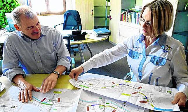Ortsbaumeisterin Karin Schukat mit dem früheren Bürgermeister Knut Simon und Plänen der Ortsdurchfahrt von Urnau. Das war 2016.