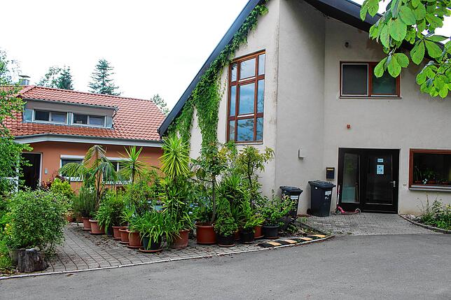 Und so sehen Hans-Sachs- und Weber-Haus heute aus – einladend mit viel Grün davor.