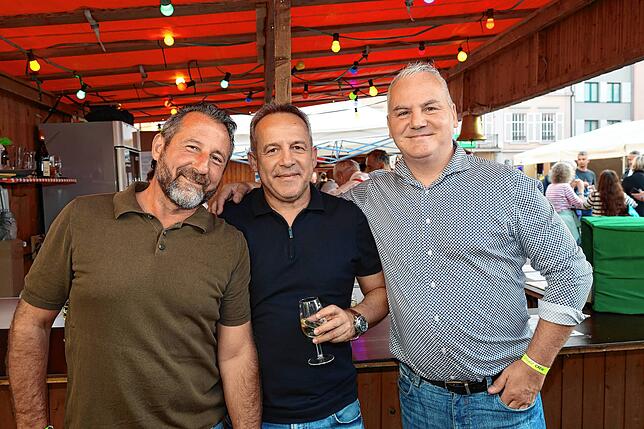 Bild 24: Volle Gläser und beste Stimmung: So ging’s beim Konstanzer Weinfest 2025 weiter