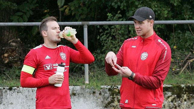 Sie sind bereit: Trainer Jörg Ritter und Kapitän Frederik Gisinger vom FC Grießen haben sich für das Klettgau-Derby am Samstag beim FC ...