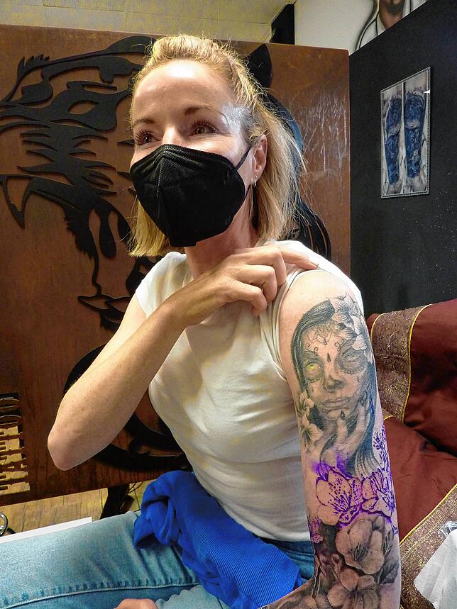 Das Motiv auf der Schulter von Chantal Sigloch ist die mexikanische Totengöttin La Catrina.