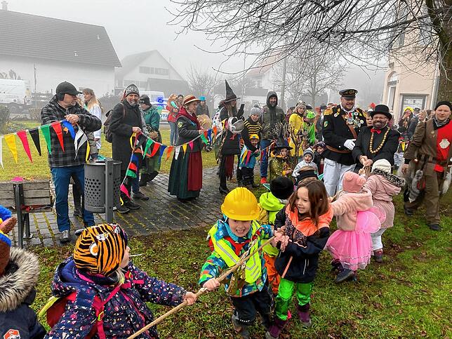 Tatkräftige Unterstützung für die Narren in Ahausen: Beim Rathaussturm helfen die Kindergartenkinder mit, Ortsvorsteher Jakob Krimmel ...
