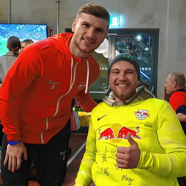 Fast wie Freunde: Nach dem 2:1-Sieg gegen Eintracht Frankfurt kaum im VIP-Raum eingetroffen, begrüßte Nationalstürmer Timo Werner vor ...