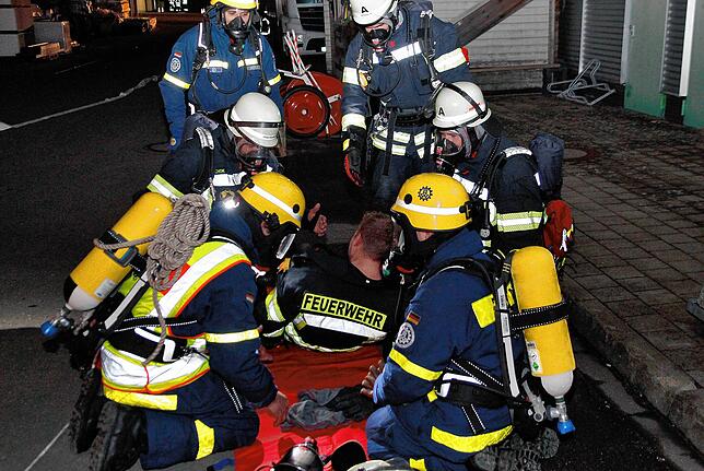 Bild 27: Feuerwehr, THW und DRK üben gemeinsam den Ernstfall. Hier gibt es die Bilder!