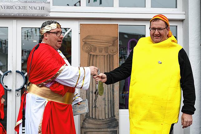 Bild 9: Rathaussturm in Moos: Gemeinde wehrt sich als römische Armee – Die Bilder vom Fasnacht-Spektakel!