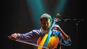 Matthieu Saglio unterhält mit einem Cellokonzert. Foto: Elmar Michael Elbs