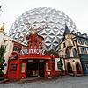 Der Eingang des „Moulin Rouge CanCan Coaster“ im Europa-Park.