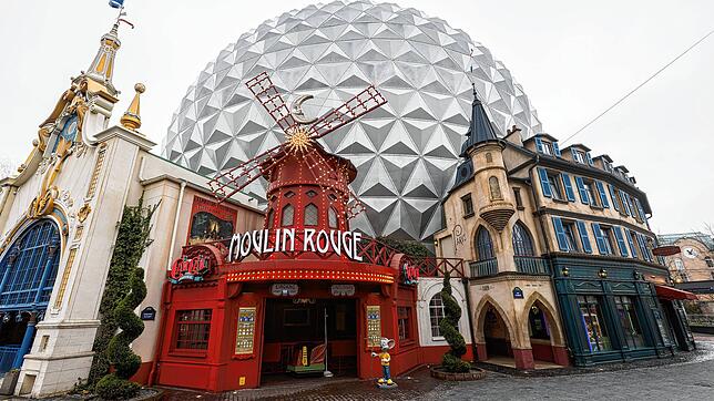 Der Eingang des „Moulin Rouge CanCan Coaster“ im Europa-Park.
