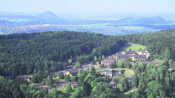 Links und rechts von den Kliniken sollen Windkrafträder aufgestellt werden. Im Hintergrund die Hegau-Vulkane.
