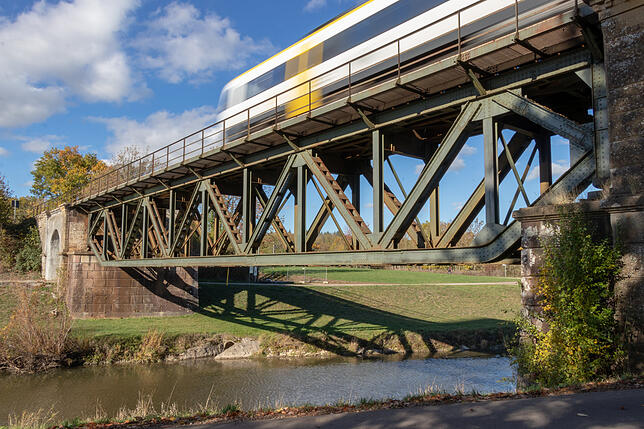 Heute wird die Brücke mehrmals täglich von der Regionalbahn und dem Interregio Express überquert. An der Breite der Widerlager erkennt ...