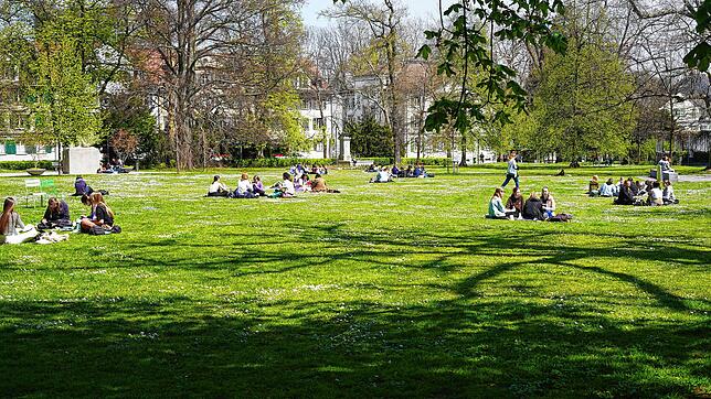 Im Park in St. Gallen genießen die Menschen das Zusammensein: Bis zu 15 können sich gemeinsam draußen treffen. Eine Beschränkung auf ...