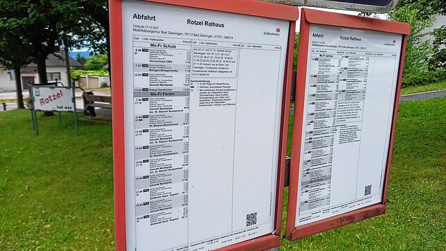 Blick auf den Busfahrplan an der Haltestelle Rotzel-Rathaus.