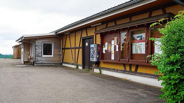 Die Brendener Dorfhalle, erbaut Ende der 1960er Jahre. Die Sanierung ist eine der größten Investitionen der Gemeinde im Jahr 2023, dafür ...