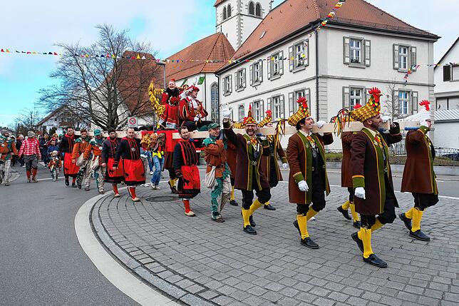 Die Hennenschlitter ziehen von der Kirche zum Hennenbrunnen.