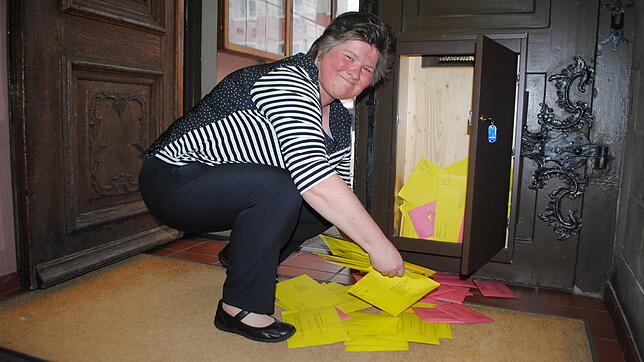 Sabine Stier öffnet den Briefkasten des Waldshuter Rathauses. Rote und gelbe Umschläge mit den Stimmzetteln der Briefwahl kommen ihr ...