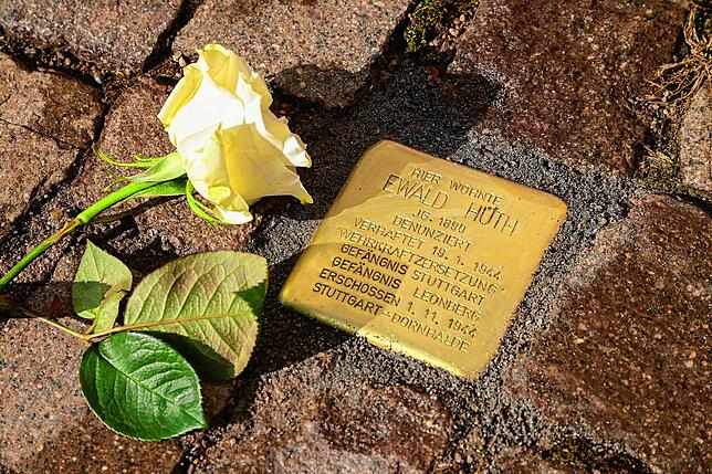 Der Stolperstein für Ewald Huth vor dem Haus in der Kanzleigasse 8.