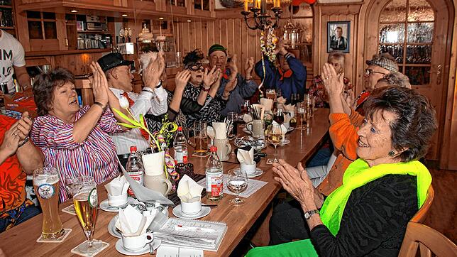 Mit Begeisterung sangen und klatschten die Gäste der Seniorenfasnet in Saulgau im &bdquo;Löwen&ldquo; in Rast am Mittwochnachmittag bei ...