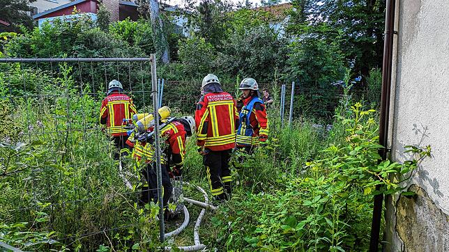 Die Einsatzkräfte bereiten den Schlauch vor und verlängern ihn.